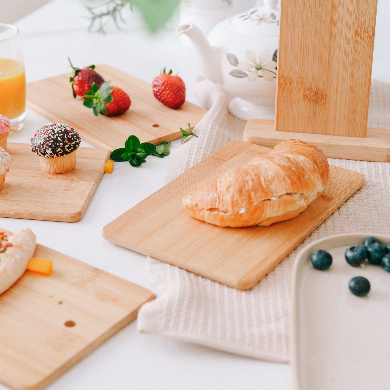 Eden Nest 4-Piece Bamboo Chopping Board Set with Display Stand